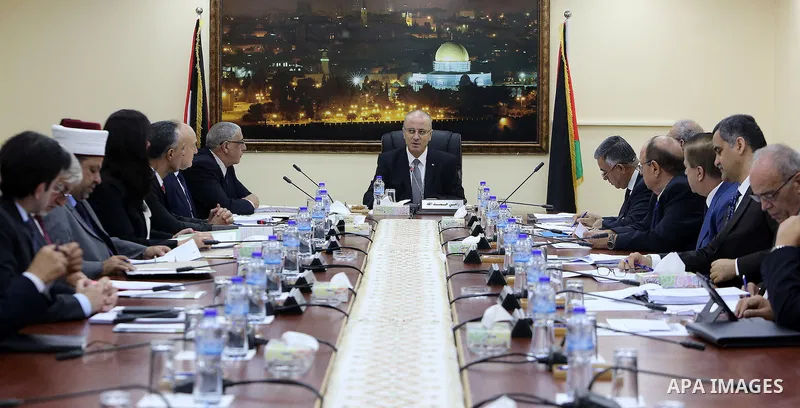 Palestinian Prime Minister, Rami Hamdallah, chairs a meeting of council minister, in the West bank city of Ramallah, on November 1, 2016. Photo by Wisam Hashlamoun