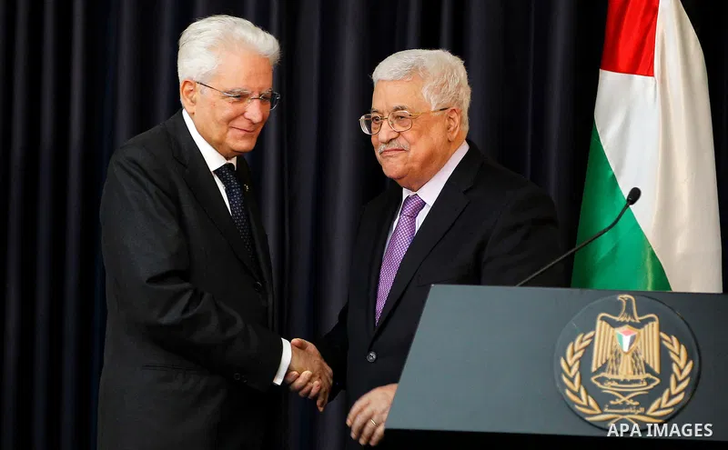 Palestinian President Mahmoud Abbas shake hands with Italy's President Sergio Mattarella following a joint news conference in the West Bank city of Bethlehem November 1, 2016. Photo by Wisam Hashlamoun
