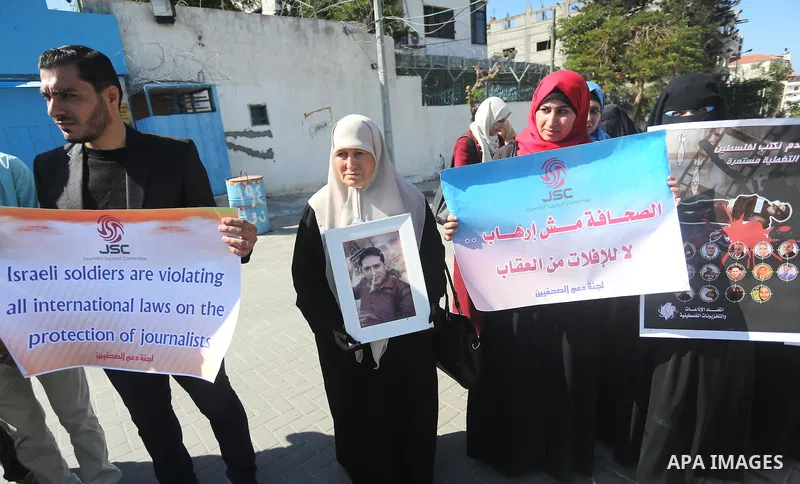 Palestinian journalists participate in a march of solidarity with their colleges, outside the UNESCO headquarters in Gaza city, on November 2, 2016. Photo by Mohammed Asad