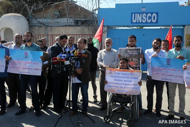 Palestinian journalists participate in a march of solidarity with their colleges, outside the UNESCO headquarters in Gaza city, on November 2, 2016. Photo by Mohammed Asad