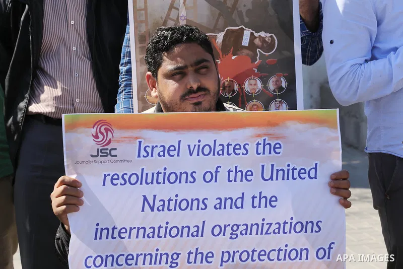 Palestinian journalists participate in a march of solidarity with their colleges, outside the UNESCO headquarters in Gaza city, on November 2, 2016. Photo by Mohammed Asad