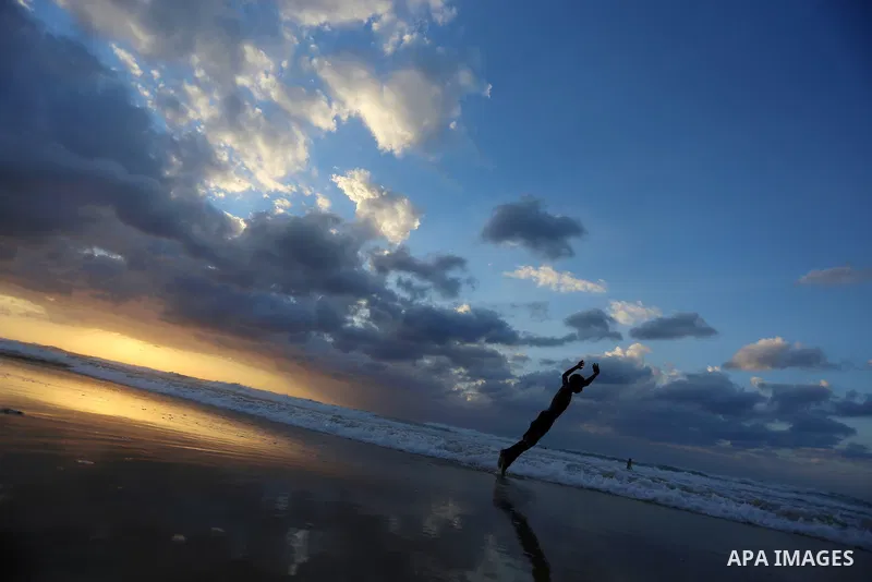Palestinian youths show their parkour skills off the beach of Gaza City on November 2, 2016. Photo by Yasser Qudih