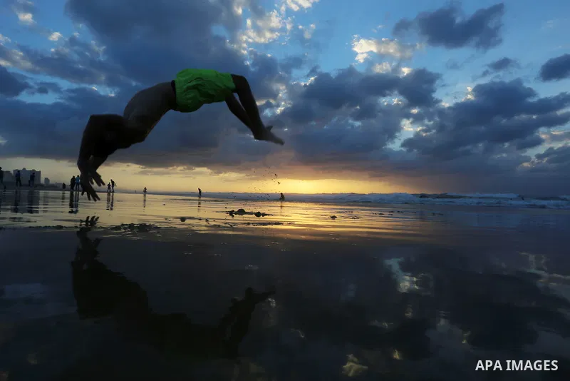 Palestinian youths show their parkour skills off the beach of Gaza City on November 2, 2016. Photo by Yasser Qudih