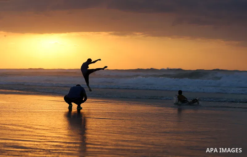 Palestinian youths show their parkour skills off the beach of Gaza City on November 2, 2016. Photo by Yasser Qudih