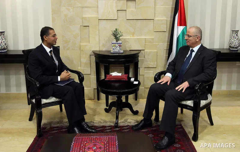 Palestinian Prime Minister, Rami Hamadallah, meets with the Egyptian Ambassador Sami Murad in the West Bank city of Ramallah, on Nov 3, 2016. Photo by Prime Minister Office