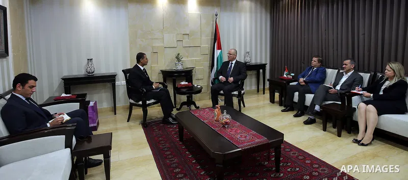 Palestinian Prime Minister, Rami Hamadallah, meets with the Egyptian Ambassador Sami Murad in the West Bank city of Ramallah, on Nov 3, 2016. Photo by Prime Minister Office
