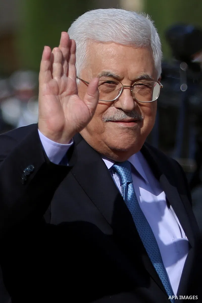 Palestinian President Mahmoud Abbas gestures during a welcome ceremony of Canada's Governor General David Johnston in the West Bank city of Ramallah on November 4, 2016. Photo by Shadi Hatem
