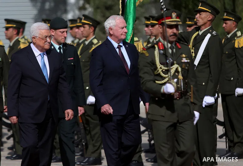 Palestinian President Mahmoud Abbas and Canada's Governor General David Johnston review the honour guard in the West Bank city of Ramallah November 4, 2016. Photo by Shadi Hatem