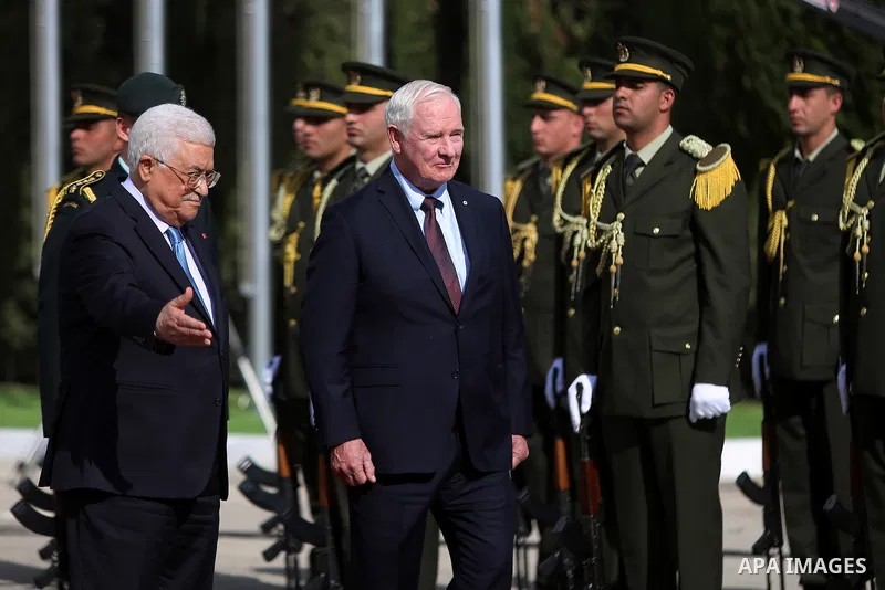 Palestinian President Mahmoud Abbas and Canada's Governor General David Johnston review the honour guard in the West Bank city of Ramallah November 4, 2016. Photo by Shadi Hatem