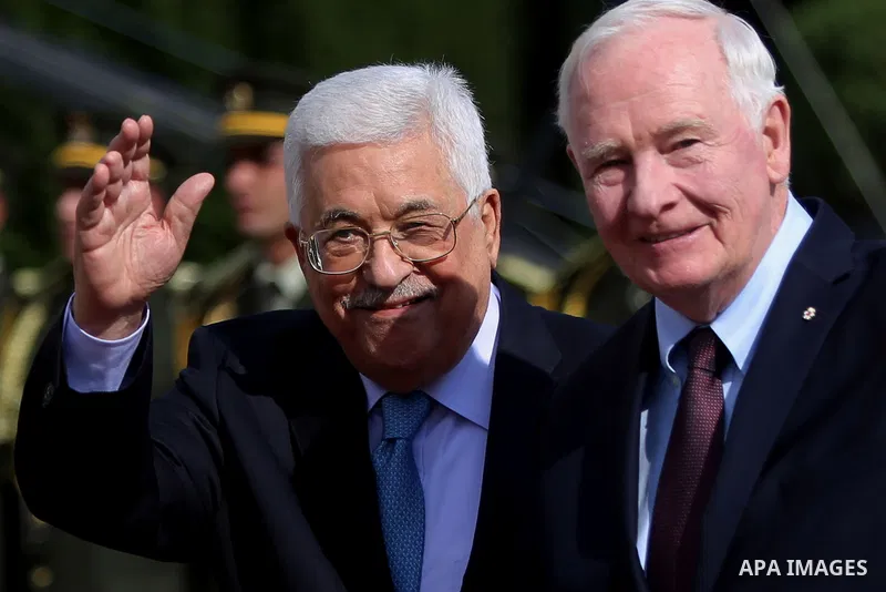 Palestinian President Mahmoud Abbas and Canada's Governor General David Johnston gesture during a welcome ceremony in the West Bank city of Ramallah on November 4, 2016. Photo by Shadi Hatem