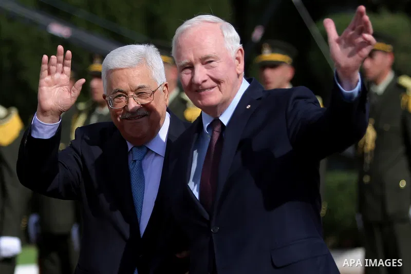 Palestinian President Mahmoud Abbas and Canada's Governor General David Johnston gesture during a welcome ceremony in the West Bank city of Ramallah on November 4, 2016. Photo by Shadi Hatem