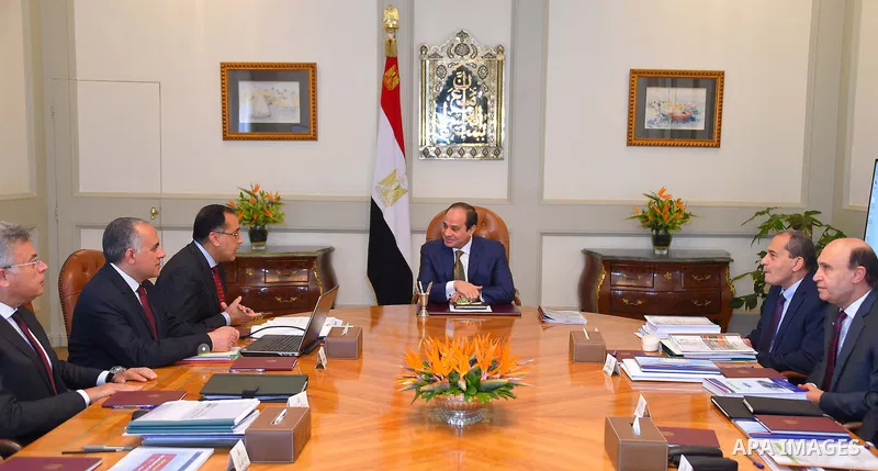 Egyptian President Abdel Fattah al-Sisi meets with Egyptian ministers in Cairo, Egypt, on Nov 5, 2016. Photo by Egyptian President Office