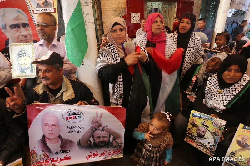 Palestinians take part during a protest to show solidarity with Palestinian prisoners on hunger strike in Israeli Jails, in front of Red cross office in Gaza city, on November 7, 2016. Photo by Mohammed Asad