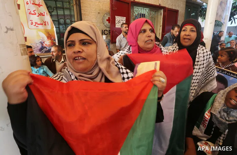 Palestinians take part during a protest to show solidarity with Palestinian prisoners on hunger strike in Israeli Jails, in front of Red cross office in Gaza city, on November 7, 2016. Photo by Mohammed Asad