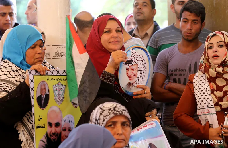Palestinians take part during a protest to show solidarity with Palestinian prisoners on hunger strike in Israeli Jails, in front of Red cross office in Gaza city, on November 7, 2016. Photo by Mohammed Asad