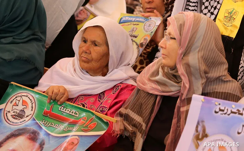 Palestinians take part during a protest to show solidarity with Palestinian prisoners on hunger strike in Israeli Jails, in front of Red cross office in Gaza city, on November 7, 2016. Photo by Mohammed Asad