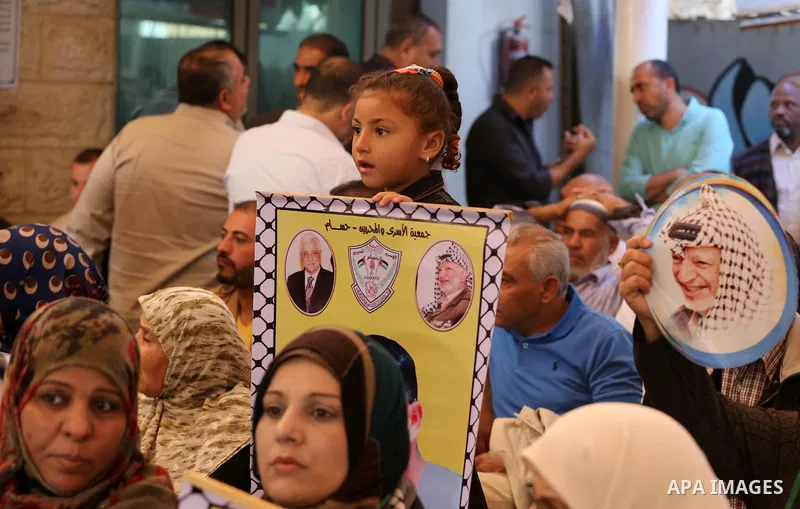 Palestinians take part during a protest to show solidarity with Palestinian prisoners on hunger strike in Israeli Jails, in front of Red cross office in Gaza city, on November 7, 2016. Photo by Mohammed Asad