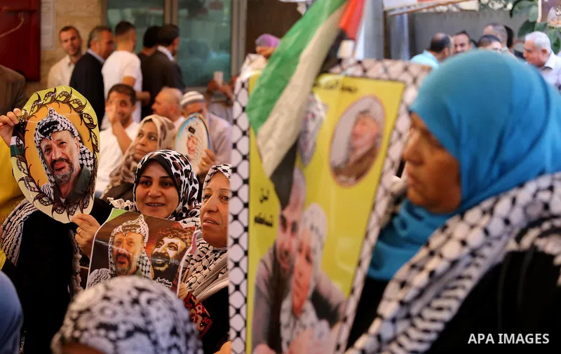 Palestinians take part during a protest to show solidarity with Palestinian prisoners on hunger strike in Israeli Jails, in front of Red cross office in Gaza city, on November 7, 2016. Photo by Mohammed Asad