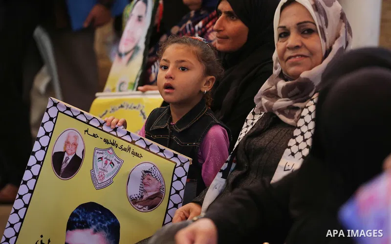 Palestinians take part during a protest to show solidarity with Palestinian prisoners on hunger strike in Israeli Jails, in front of Red cross office in Gaza city, on November 7, 2016. Photo by Mohammed Asad