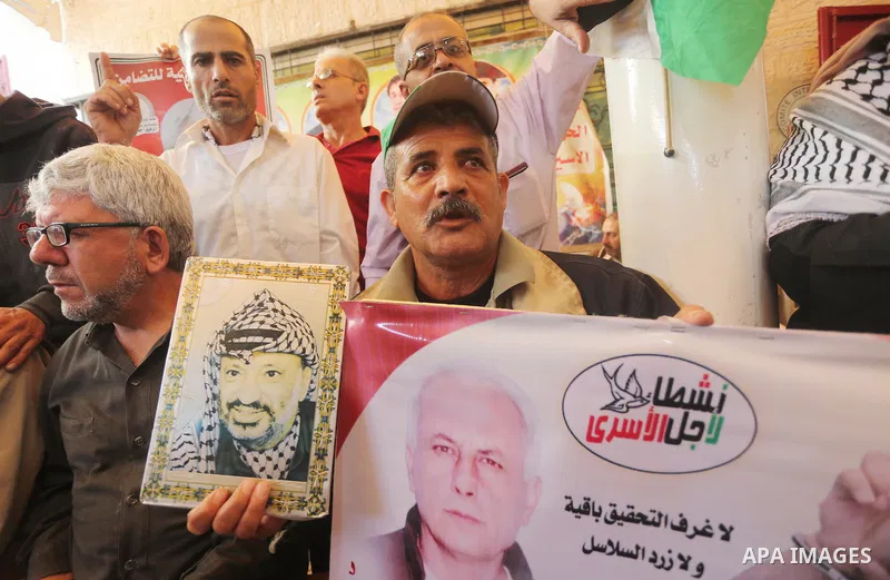 Palestinians take part during a protest to show solidarity with Palestinian prisoners on hunger strike in Israeli Jails, in front of Red cross office in Gaza city, on November 7, 2016. Photo by Mohammed Asad
