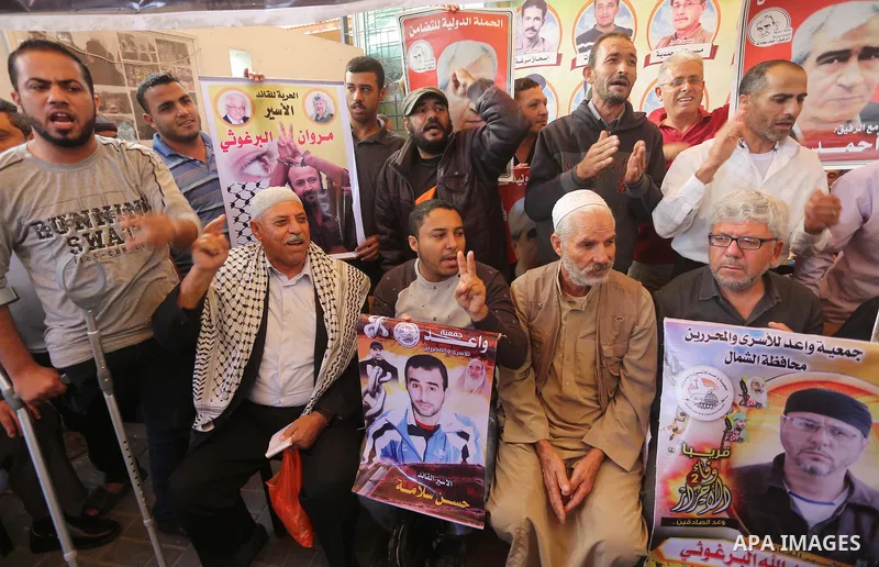 Palestinians take part during a protest to show solidarity with Palestinian prisoners on hunger strike in Israeli Jails, in front of Red cross office in Gaza city, on November 7, 2016. Photo by Mohammed Asad