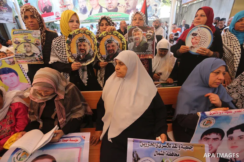 Palestinians take part during a protest to show solidarity with Palestinian prisoners on hunger strike in Israeli Jails, in front of Red cross office in Gaza city, on November 7, 2016. Photo by Mohammed Asad