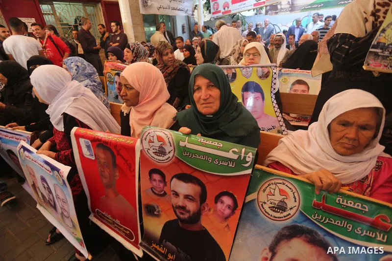 Palestinians take part during a protest to show solidarity with Palestinian prisoners on hunger strike in Israeli Jails, in front of Red cross office in Gaza city, on November 7, 2016. Photo by Mohammed Asad