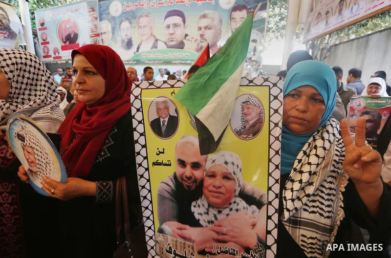 Palestinians take part during a protest to show solidarity with Palestinian prisoners on hunger strike in Israeli Jails, in front of Red cross office in Gaza city, on November 7, 2016. Photo by Mohammed Asad