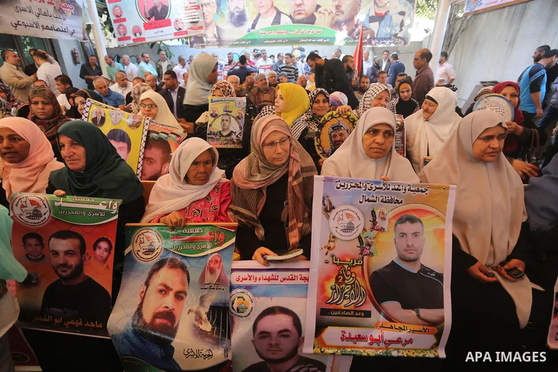 Palestinians take part during a protest to show solidarity with Palestinian prisoners on hunger strike in Israeli Jails, in front of Red cross office in Gaza city, on November 7, 2016. Photo by Mohammed Asad