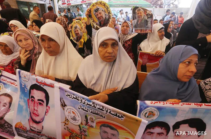 Palestinians take part during a protest to show solidarity with Palestinian prisoners on hunger strike in Israeli Jails, in front of Red cross office in Gaza city, on November 7, 2016. Photo by Mohammed Asad