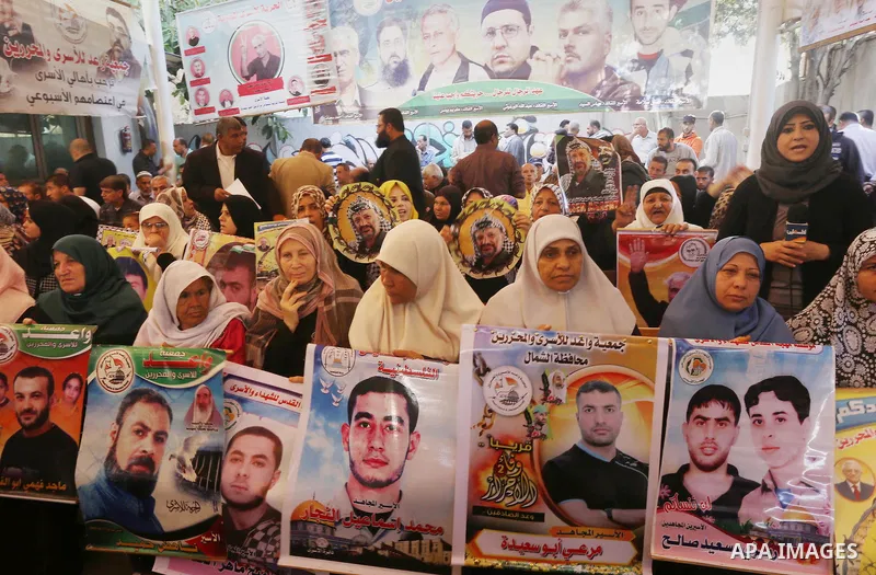 Palestinians take part during a protest to show solidarity with Palestinian prisoners on hunger strike in Israeli Jails, in front of Red cross office in Gaza city, on November 7, 2016. Photo by Mohammed Asad