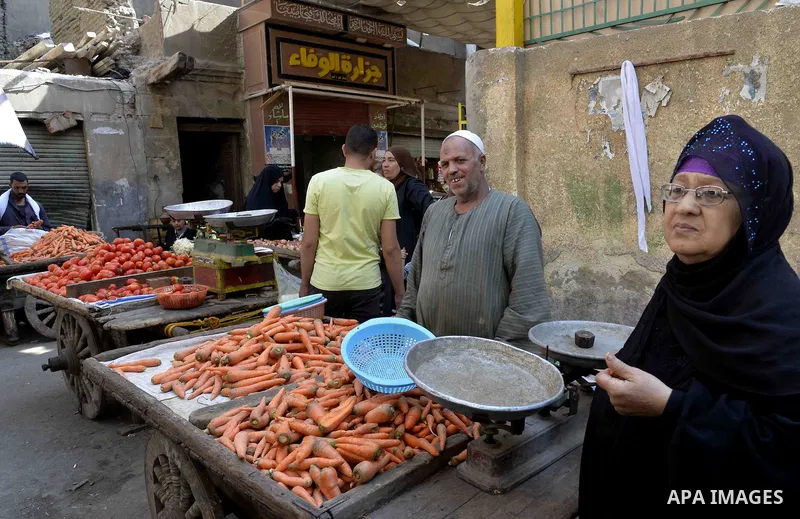 Egyptians shop at a market in Cairo, Egypt, on November 7, 2016. Photo by Amr Sayed