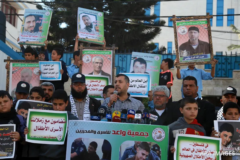 Palestinian boys take part in a protest to solidarity with jailed Palestinian Ahmad Manasrah was sentenced to 12 years in prison for attempted murder, in Gaza city, November 8, 2016. Photo by Hassan Jedi