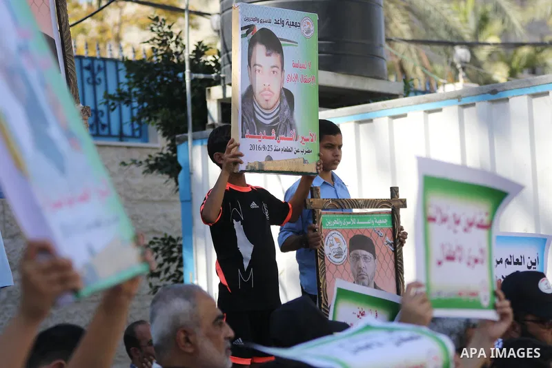Palestinian boys take part in a protest to solidarity with jailed Palestinian Ahmad Manasrah was sentenced to 12 years in prison for attempted murder, in Gaza city, November 8, 2016. Photo by Hassan Jedi