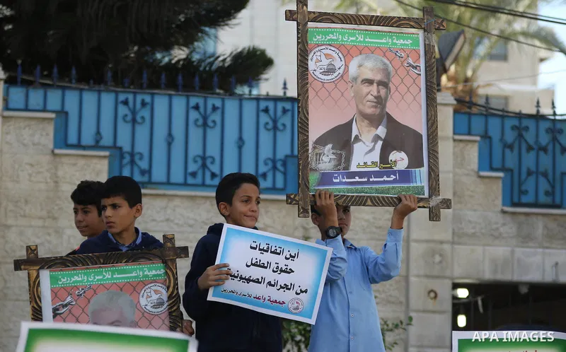 Palestinian boys take part in a protest to solidarity with jailed Palestinian Ahmad Manasrah was sentenced to 12 years in prison for attempted murder, in Gaza city, November 8, 2016. Photo by Hassan Jedi