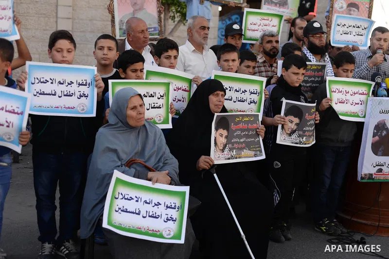 Palestinian boys take part in a protest to solidarity with jailed Palestinian Ahmad Manasrah was sentenced to 12 years in prison for attempted murder, in Gaza city, November 8, 2016. Photo by Hassan Jedi