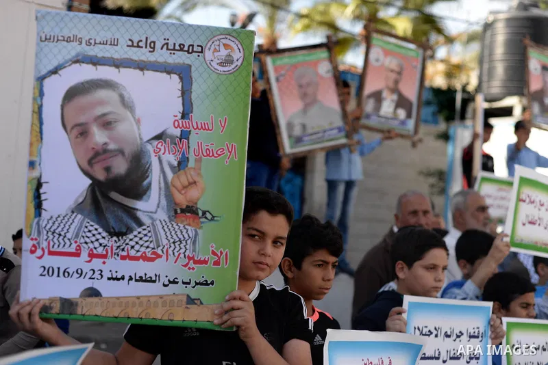 Palestinian boys take part in a protest to solidarity with jailed Palestinian Ahmad Manasrah was sentenced to 12 years in prison for attempted murder, in Gaza city, November 8, 2016. Photo by Hassan Jedi