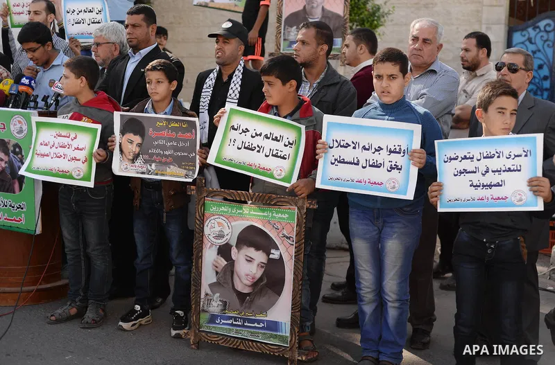 Palestinian boys take part in a protest to solidarity with jailed Palestinian Ahmad Manasrah was sentenced to 12 years in prison for attempted murder, in Gaza city, November 8, 2016. Photo by Hassan Jedi