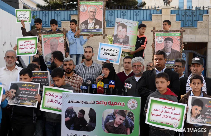 Palestinian boys take part in a protest to solidarity with jailed Palestinian Ahmad Manasrah was sentenced to 12 years in prison for attempted murder, in Gaza city, November 8, 2016. Photo by Hassan Jedi