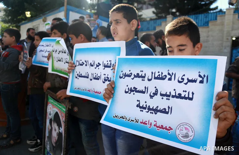 Palestinian boys take part in a protest to solidarity with jailed Palestinian Ahmad Manasrah was sentenced to 12 years in prison for attempted murder, in Gaza city, November 8, 2016. Photo by Hassan Jedi