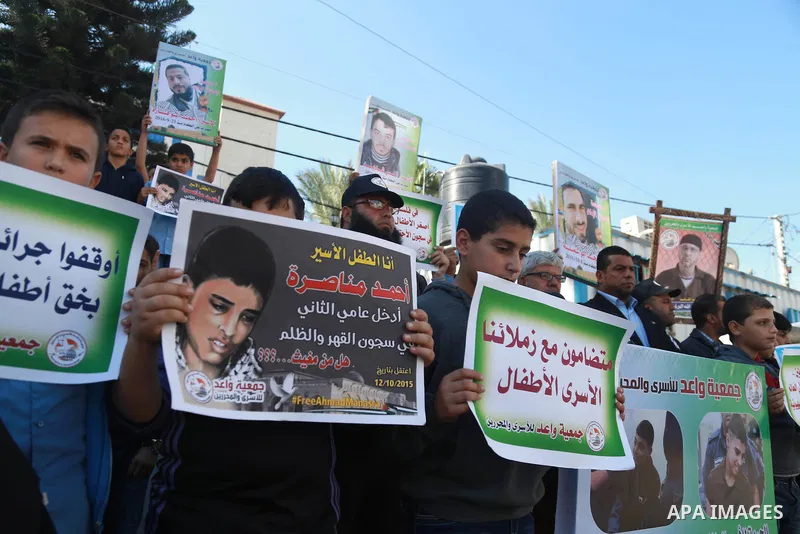 Palestinian boys take part in a protest to solidarity with jailed Palestinian Ahmad Manasrah was sentenced to 12 years in prison for attempted murder, in Gaza city, November 8, 2016. Photo by Hassan Jedi