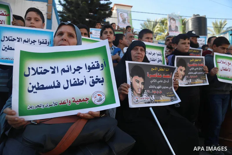 Palestinian boys take part in a protest to solidarity with jailed Palestinian Ahmad Manasrah was sentenced to 12 years in prison for attempted murder, in Gaza city, November 8, 2016. Photo by Hassan Jedi