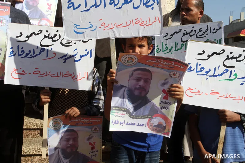 Palestinian supporters of the Islamic Jihad Movement, take part during a protest to show solidarity with Palestinian prisoners on hunger strike in Israeli Jails, in Rafah in the southern Gaza strip, on November 10, 2016....