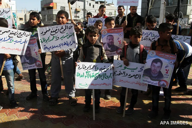 Palestinian supporters of the Islamic Jihad Movement, take part during a protest to show solidarity with Palestinian prisoners on hunger strike in Israeli Jails, in Rafah in the southern Gaza strip, on November 10, 2016....