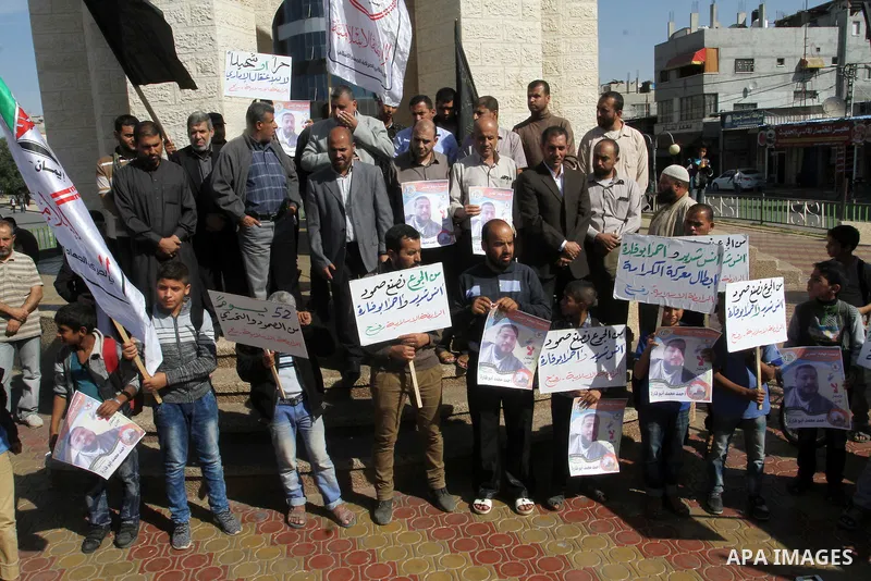 Palestinian supporters of the Islamic Jihad Movement, take part during a protest to show solidarity with Palestinian prisoners on hunger strike in Israeli Jails, in Rafah in the southern Gaza strip, on November 10, 2016....