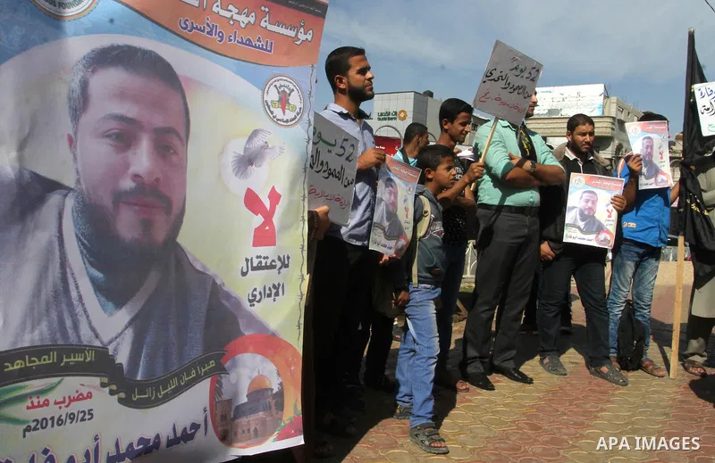 Palestinian supporters of the Islamic Jihad Movement, take part during a protest to show solidarity with Palestinian prisoners on hunger strike in Israeli Jails, in Rafah in the southern Gaza strip, on November 10, 2016....