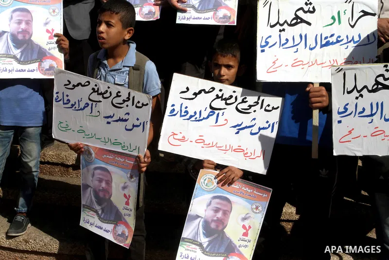 Palestinian supporters of the Islamic Jihad Movement, take part during a protest to show solidarity with Palestinian prisoners on hunger strike in Israeli Jails, in Rafah in the southern Gaza strip, on November 10, 2016....