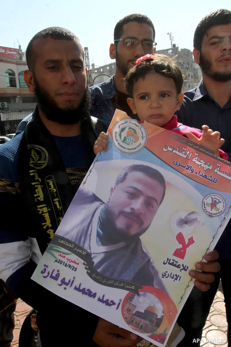 Palestinian supporters of the Islamic Jihad Movement, take part during a protest to show solidarity with Palestinian prisoners on hunger strike in Israeli Jails, in Rafah in the southern Gaza strip, on November 10, 2016....