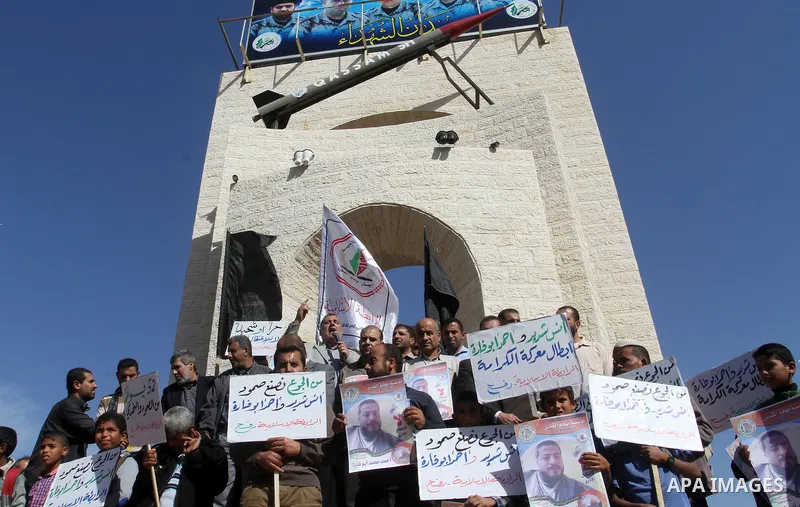 Palestinian supporters of the Islamic Jihad Movement, take part during a protest to show solidarity with Palestinian prisoners on hunger strike in Israeli Jails, in Rafah in the southern Gaza strip, on November 10, 2016....