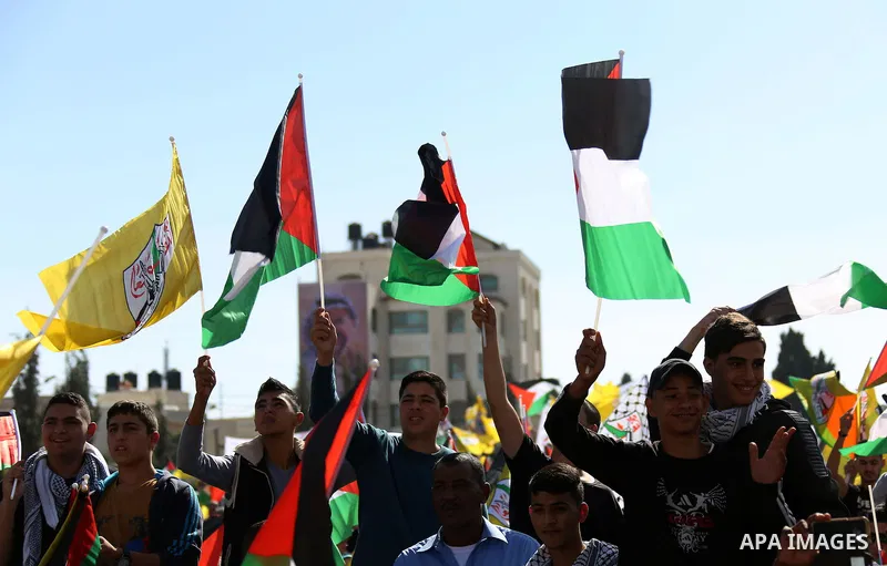 Palestinians take part in a rally marking the 12th anniversary of Palestinian leader Yasser Arafat's death, in the West Bank city of Ramallah November 10, 2016. Photo by Shadi Hatem